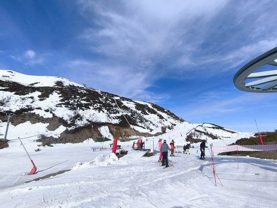 Esquiadores disfrutando de nieve en una estación invernal en León