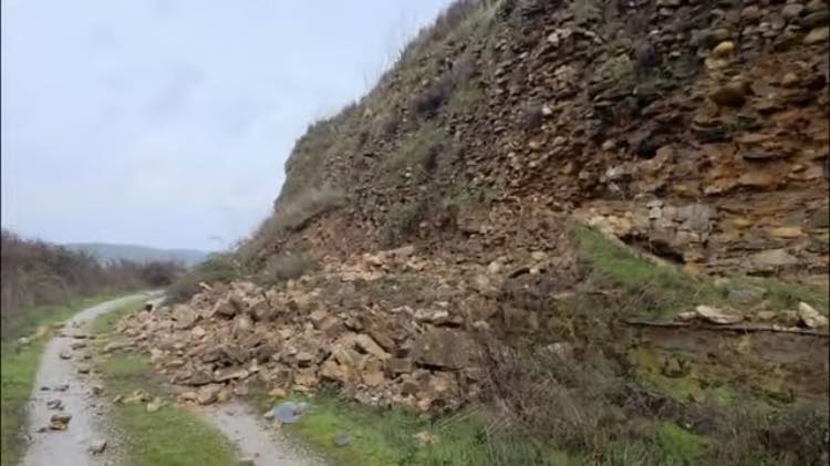 Vista del Castro de la Ventosa en estado de abandono y deterioro