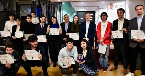 Grupo de estudiantes de la Universidad de León con certificados y trofeos tras la Liga de Debate