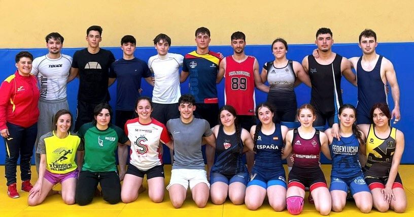 Grupo de jóvenes luchadores en exhibición de lucha olímpica en León