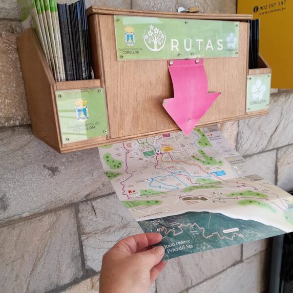 Dispensador de mapas de senderismo en Corullón con mapa saliendo