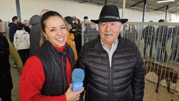 Entrevista en la exposición canina de Camponaraya con dos personas sonriendo
