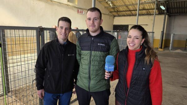 Tres personas en la exposición canina de Camponaraya con micrófono