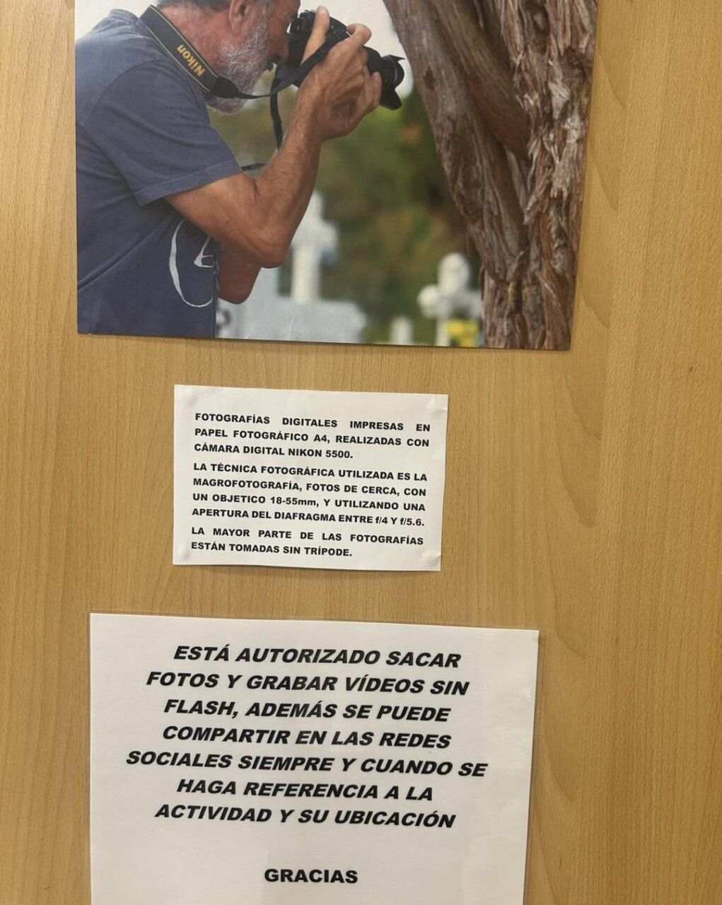 Fotografía de un hombre tomando fotos en una exposición.