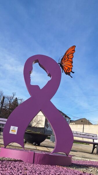 Escultura en Fabero en homenaje a las mujeres con mariposa.