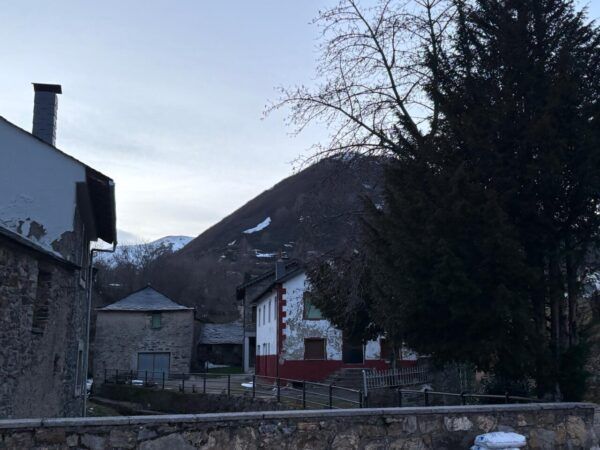 Vista de la localidad de Fasgar con montañas al fondo