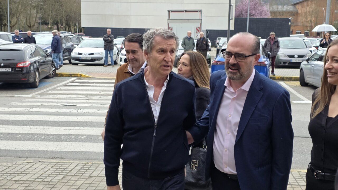 Alberto Núñez Feijoo llegando a un acto en Ponferrada con otros asistentes.