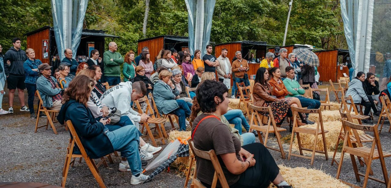 Asistentes sentados en la Feria del Libro de Laciana