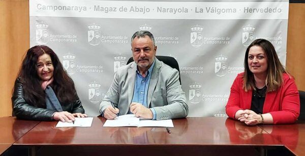 Alcalde firmando convenio con Banco de Alimentos del Sil