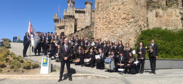 Grupo de músicos de la Banda de Música Ciudad de Ponferrada frente al castillo