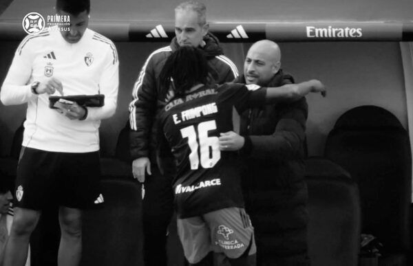 Frimpong abrazando a su entrenador en el banquillo