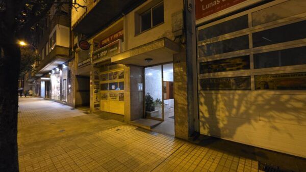 Entrada del edificio donde fue hallado Rogelio Ordóñez en Ponferrada.