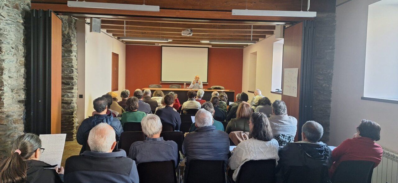 Asistentes a una conferencia sobre plantas medicinales en La Casona.