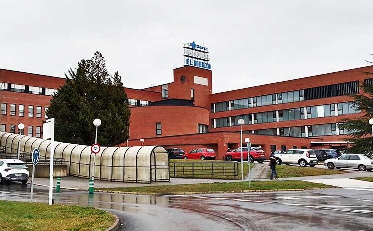 Vista exterior del Hospital del Bierzo en un día nublado