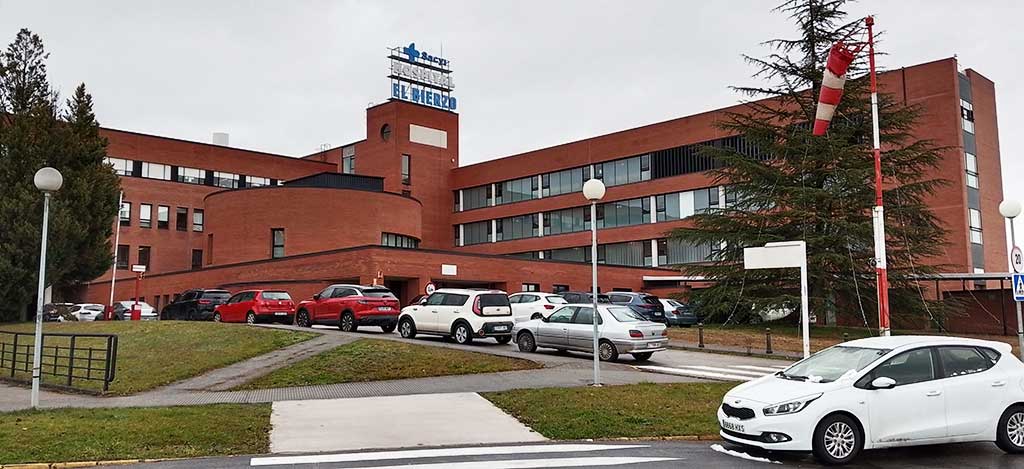 Vista exterior del Hospital del Bierzo con vehículos estacionados