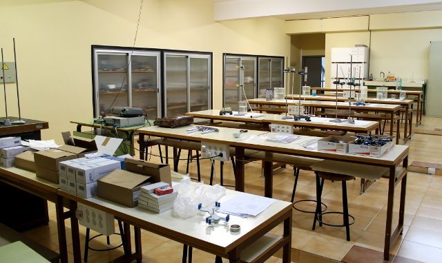 Aula de laboratorio en el IES Gil y Carrasco con mesas y equipos