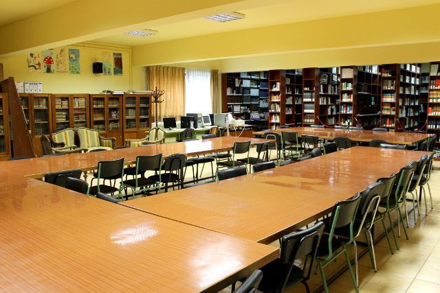 Interior de la biblioteca del IES Gil y Carrasco en Ponferrada