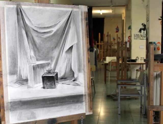 Dibujo en carboncillo en un aula del IES Gil y Carrasco