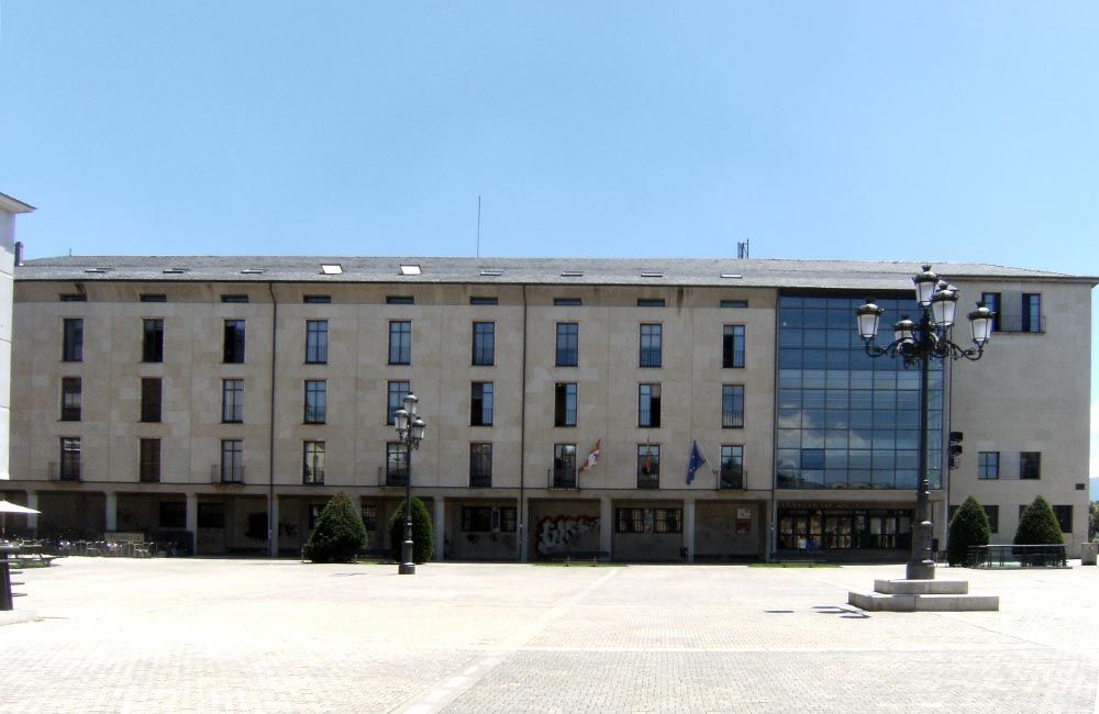 Edificio del IES Gil y Carrasco en Ponferrada con fachada moderna.