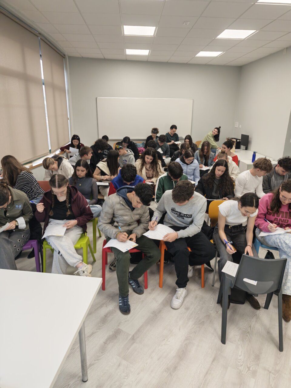 Estudiantes en clase realizando actividades educativas en el IES Virgen de la Encina