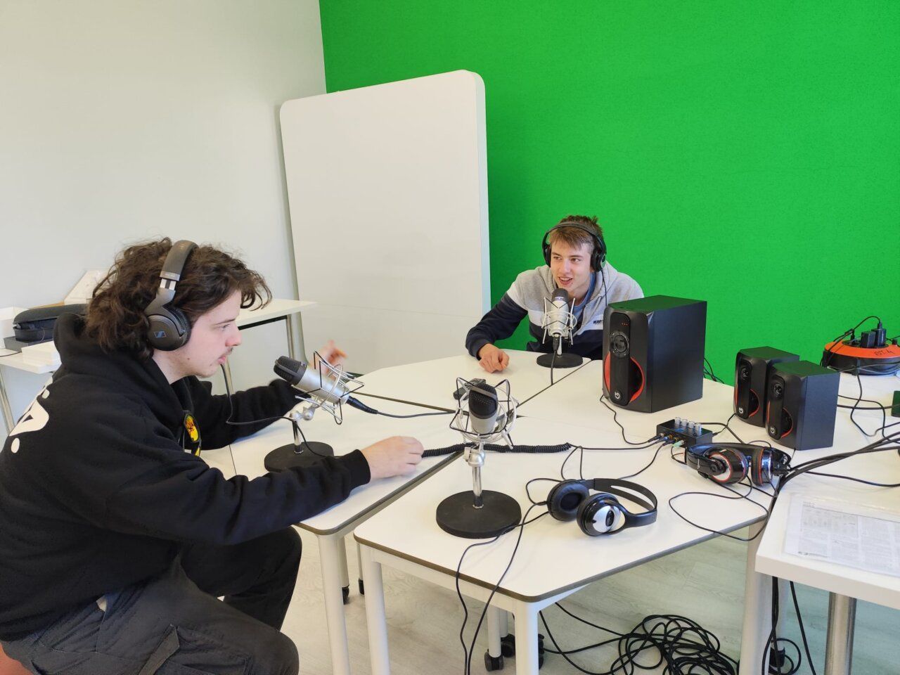 Estudiantes en un estudio de grabación durante actividades Erasmus+ en el IES Virgen de la Encina.