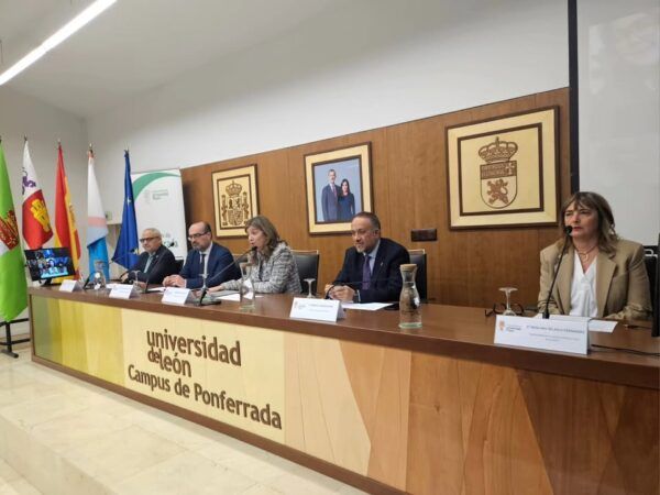 Inauguración de AgenCamp en el Campus de Ponferrada con varios ponentes.