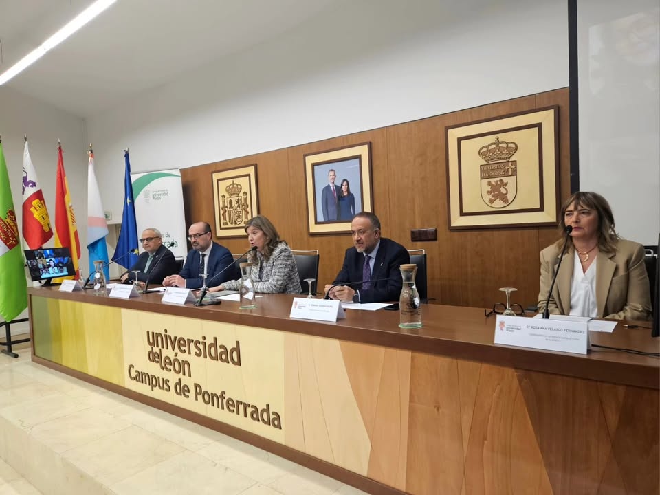 Inauguración de AgenCamp en el Campus de Ponferrada con varios ponentes.