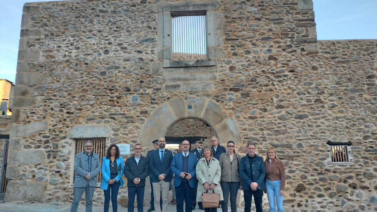 Inauguración del nuevo ágora cultural en Ponferrada con asistentes