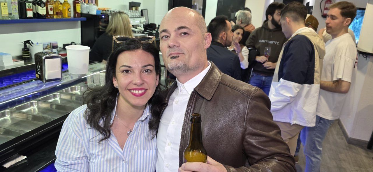 Pareja sonriendo en la inauguración del Bar Sueños en Ponferrada