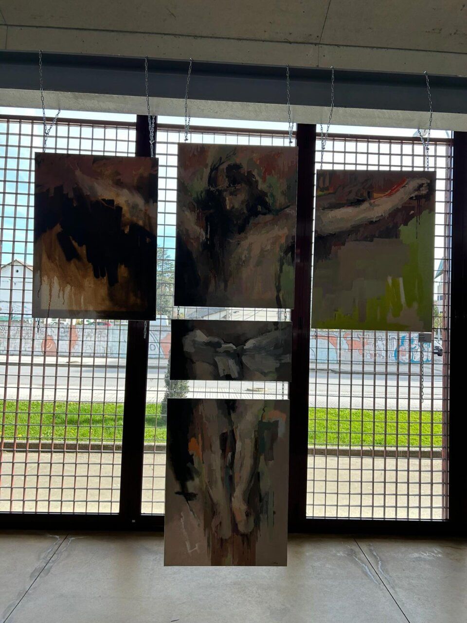 Exposición de arte con varias pinturas colgadas en el Museo del Ferrocarril.