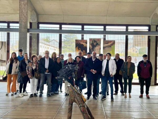 Grupo de personas en la inauguración de una exposición de arte en Ponferrada