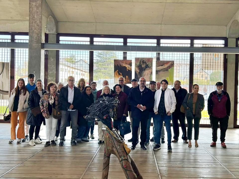Grupo de personas en la inauguración de una exposición de arte en Ponferrada