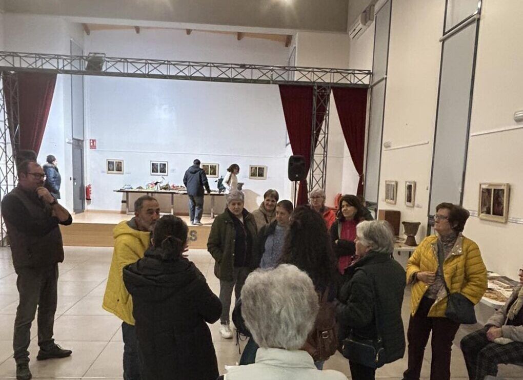 Visitantes en la inauguración de la exposición de Samuel Núñez en Arganza