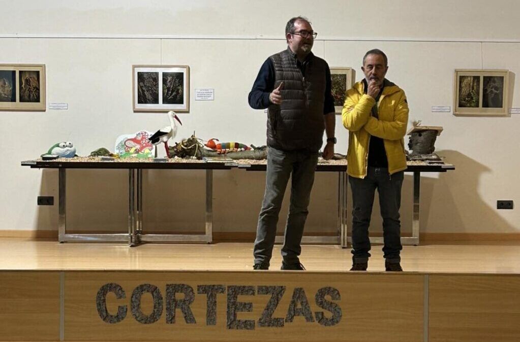 Inauguración de la exposición de Samuel Núñez en Arganza con dos hombres hablando.