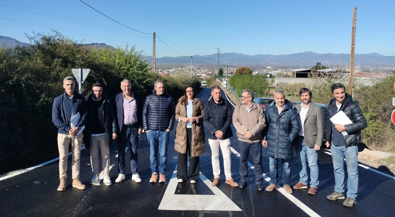 Grupo de personas en la inauguración de obras en Polígono de La Llanada