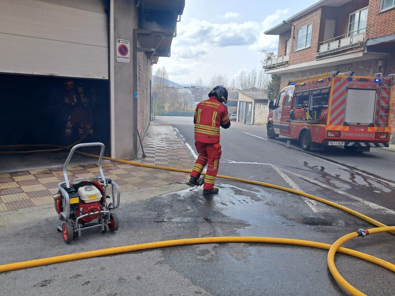 Bomberos controlando un incendio en un garaje en Bembibre