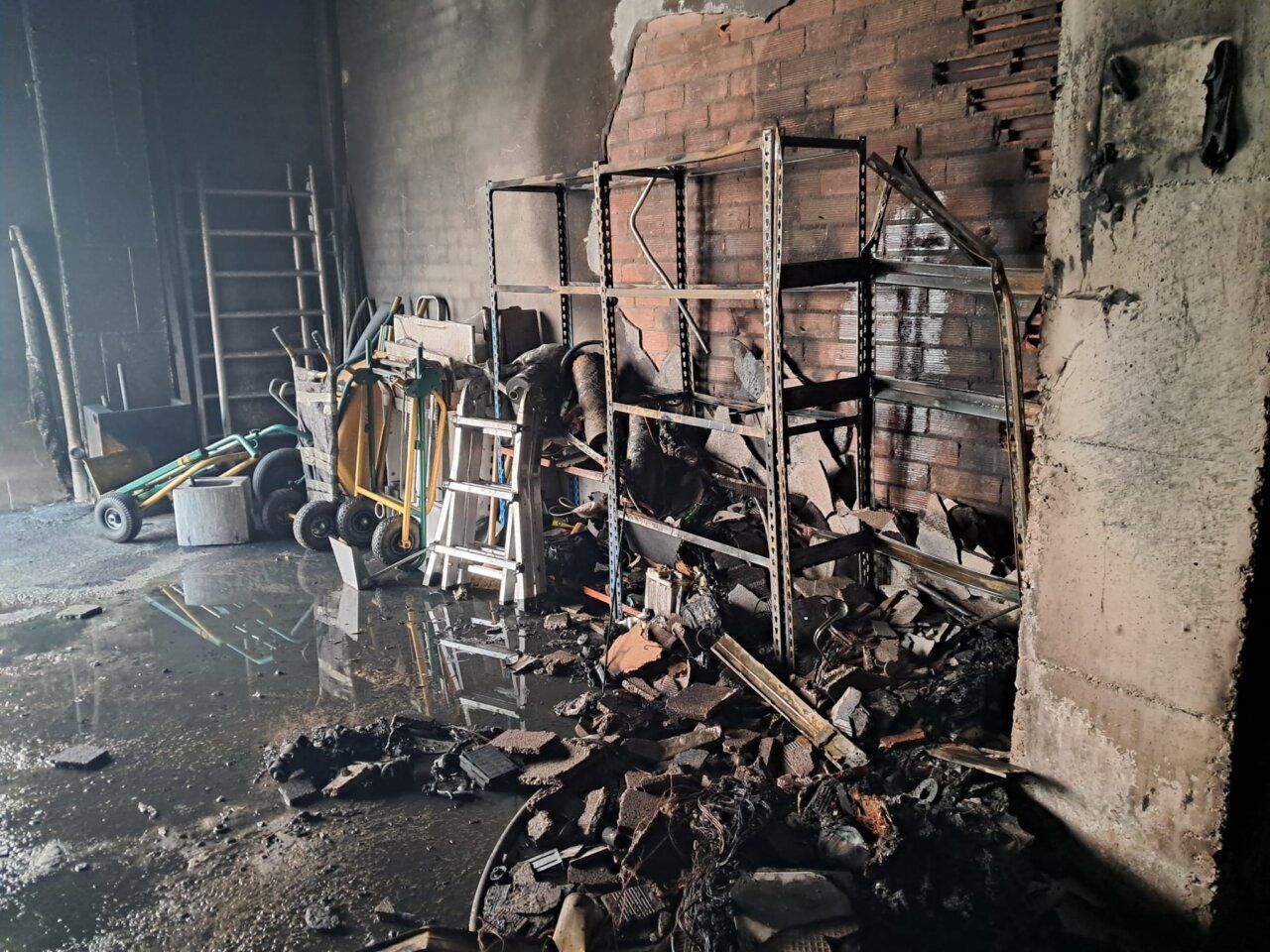 Interior de un garaje afectado por un incendio en Bembibre