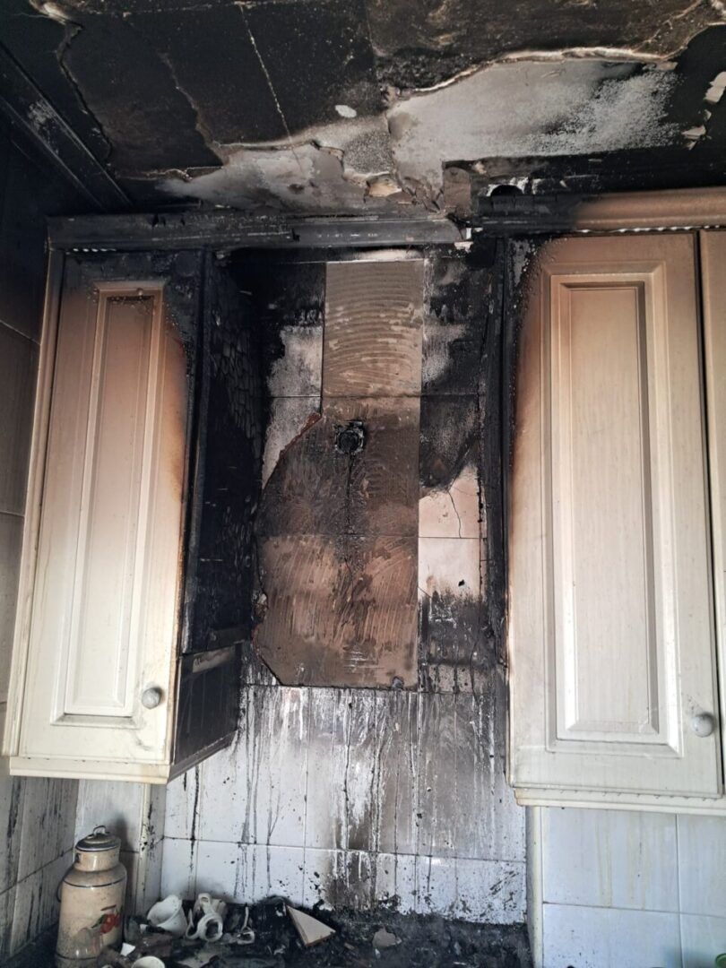 Cocina dañada por incendio en la Calle San Genadio de Ponferrada