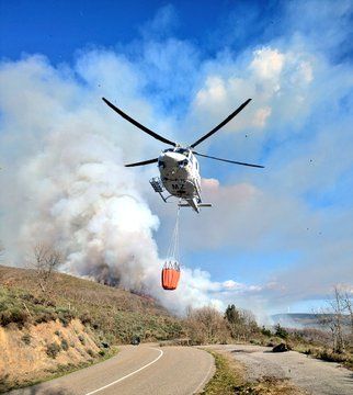 Helicóptero luchando contra un incendio forestal en Igüeña
