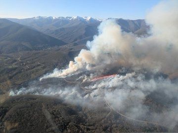Vista aérea de un incendio forestal en Igüeña con humo y llamas visibles