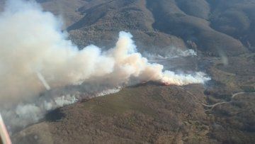Vista aérea de un incendio forestal en Igüeña con humo y llamas
