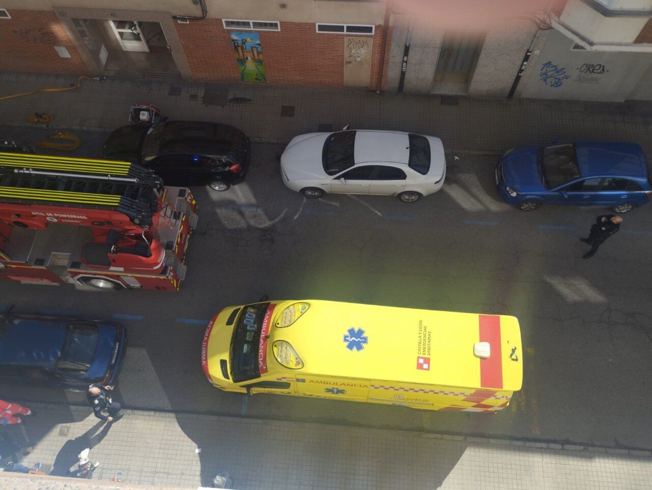 Ambulancia y camión de bomberos en la Calle San Genadio tras incendio