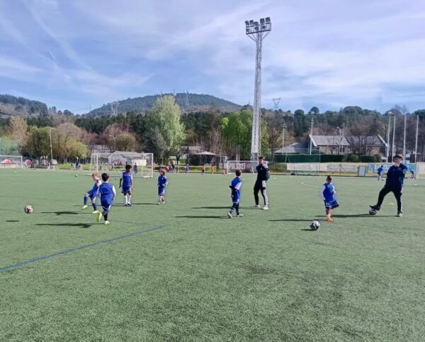 Niños jugando al fútbol en el campus de tecnificación en Compostilla