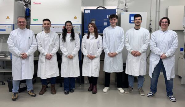 Grupo de investigadores en laboratorio de la Universidad de León