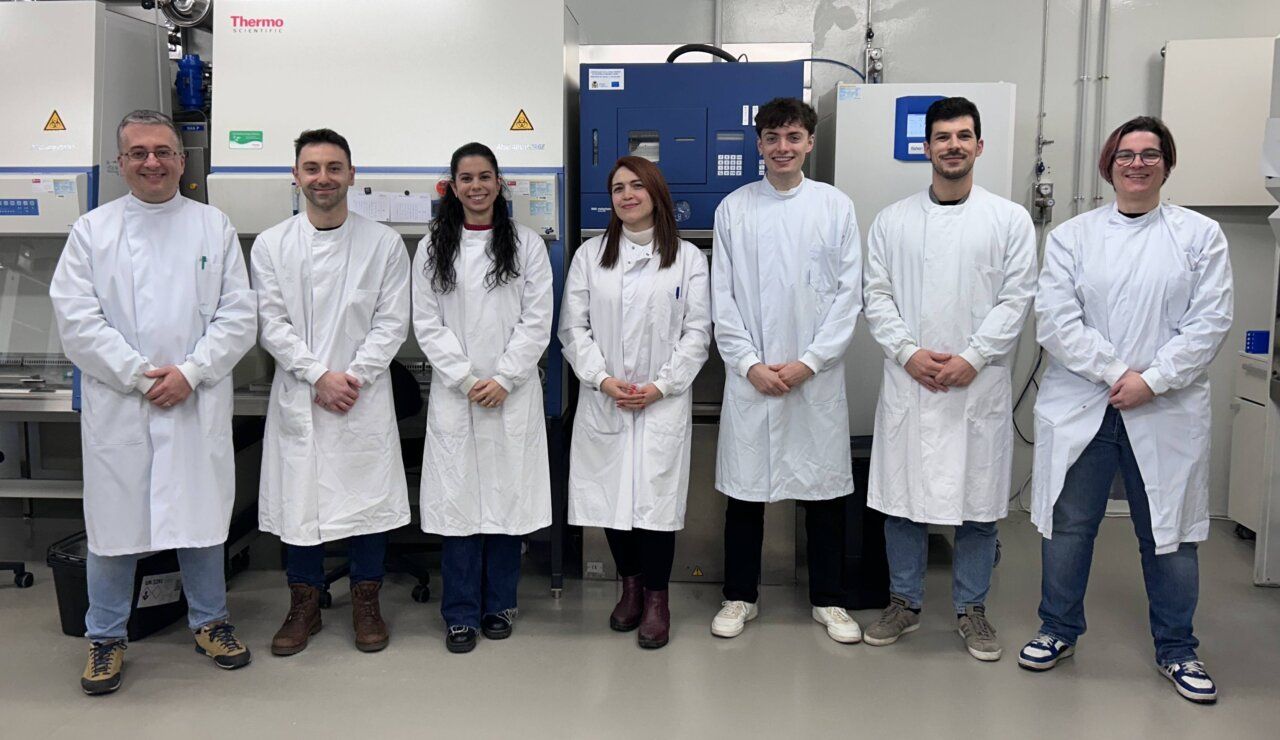 Grupo de investigadores en laboratorio de la Universidad de León