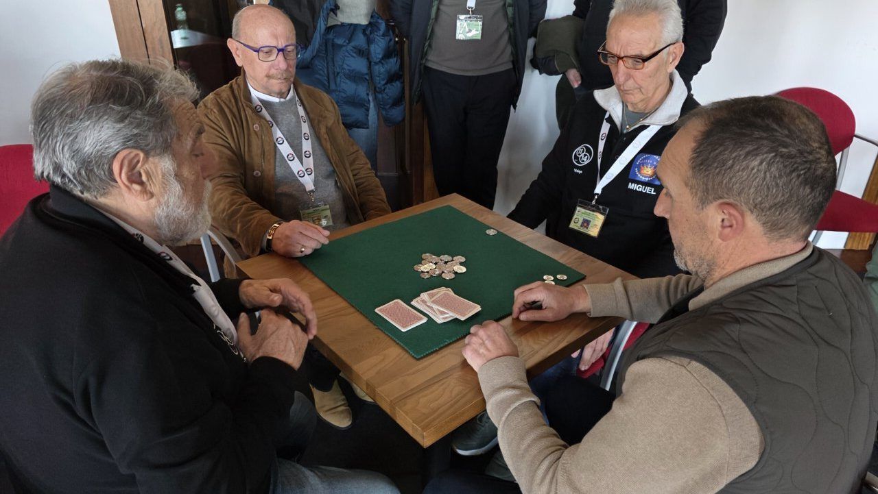 Jugadores concentrados en una partida de mus durante el campeonato nacional