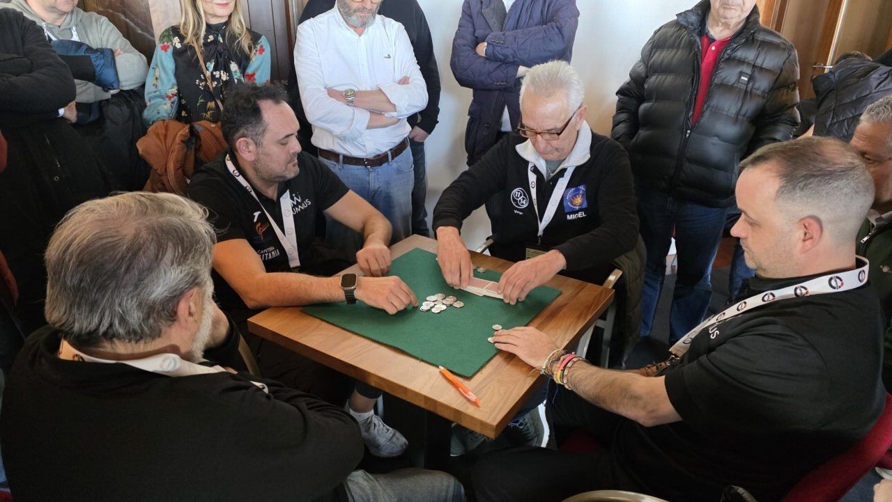 Jugadores compiten en el IV Campeonato Nacional de Mus en Ponferrada