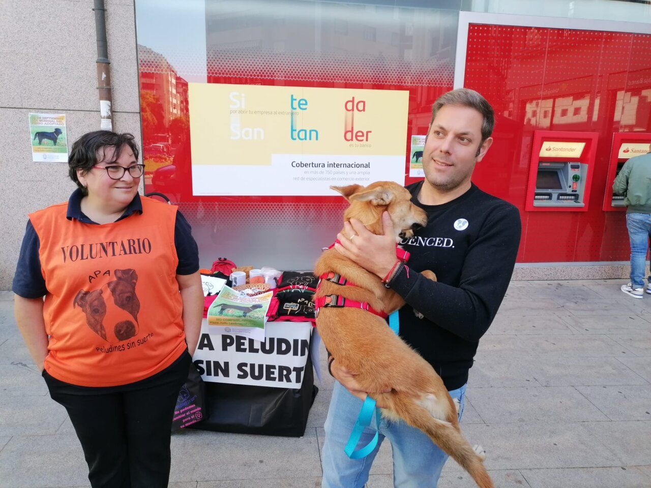 Iván Alonso sosteniendo un perro en un evento de adopción de mascotas.