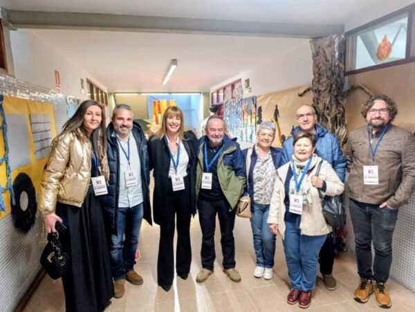 Iván Alonso y Myriam Blanco junto a un grupo de personas en un centro electoral