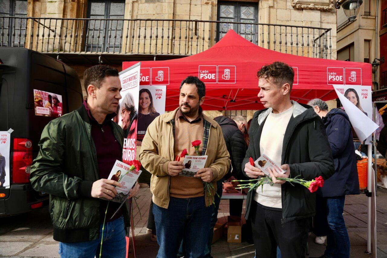 Javier Cendón en un mercado de León con militantes del PSOE